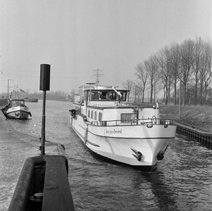 126792 Afbeelding van het motorschip Jan van Scorel bij terugkomst van een instructievaart over het IJsselmeer voor de ...